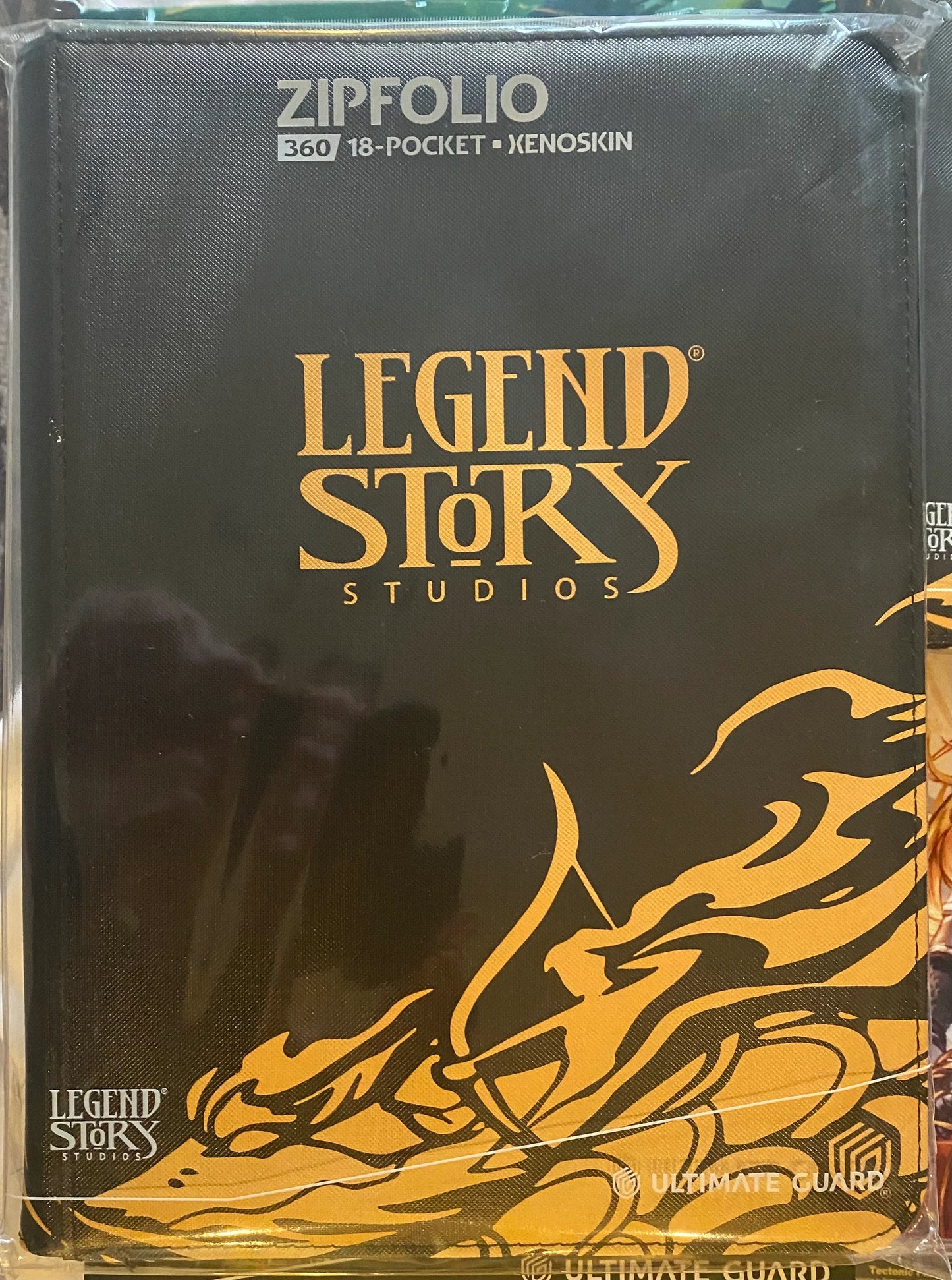 Ultimate Guard Zipfolio 360 Xenoskin Chair et Sang - Legend Story Studios